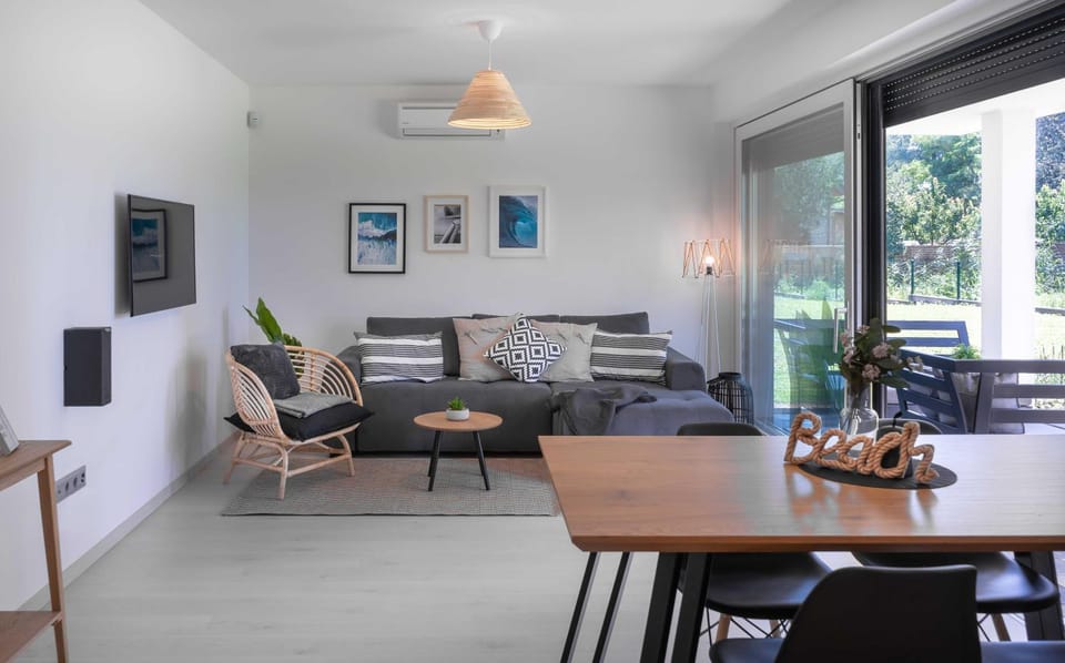 Living room, Dining area, air conditioner
