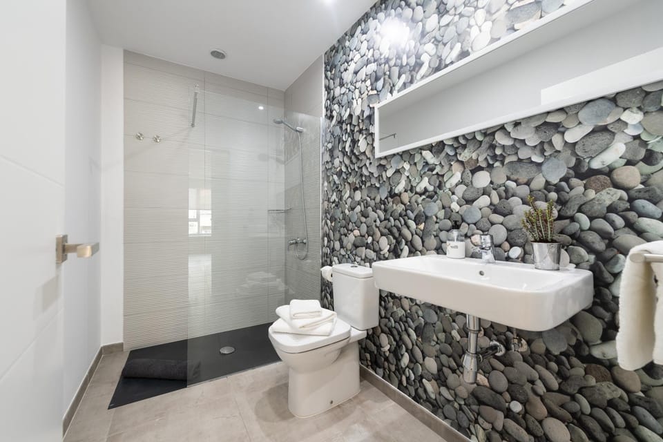 Shower, Toilet, Bathroom, Photo of the whole room, Decorative detail, On site