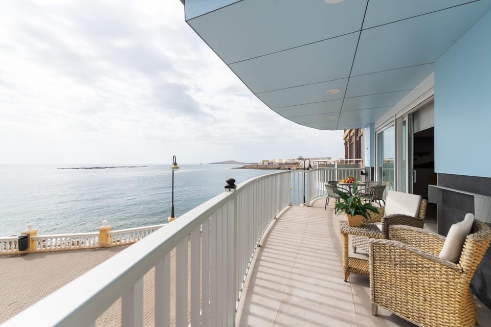 Off site, Balcony/Terrace, Photo of the whole room, Decorative detail, Beach, On site, Sea view, Street view, Quiet street view