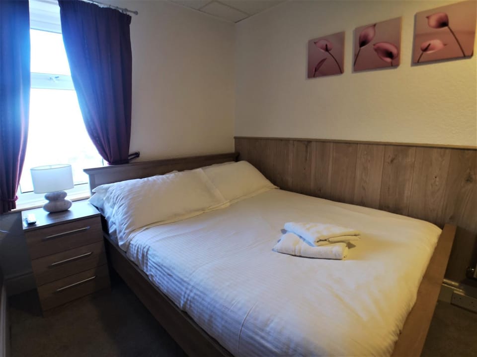 Shower, Toilet, Property building, Restaurant/places to eat, Bed, Billiard, Darts, Karaoke, Photo of the whole room, Decorative detail, Seating area, Bedroom, Street view, Supermarket/grocery shop, Breakfast, children, children, young children, young children, older children, older children, Certificate/Award