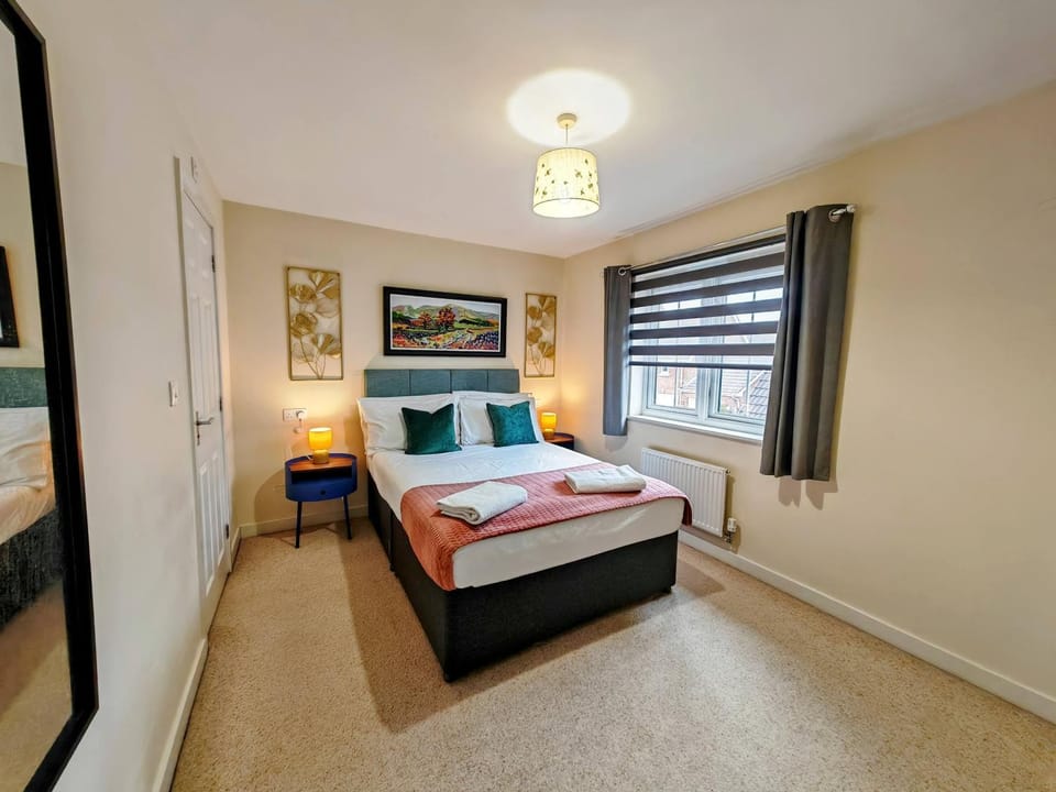Bed, Photo of the whole room, Bedroom, towels