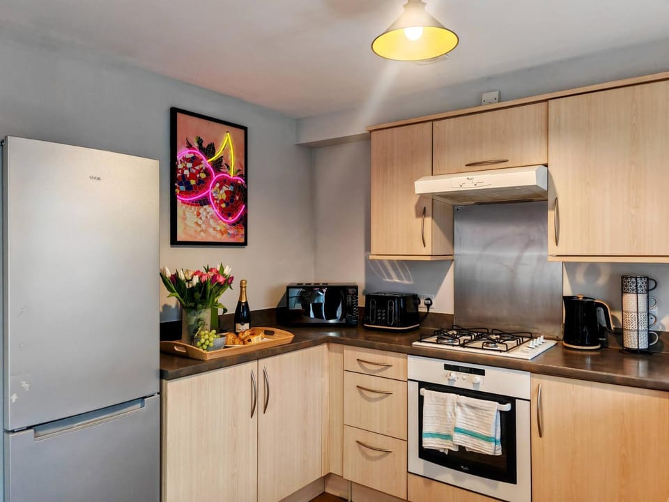 Coffee/tea facilities, Kitchen or kitchenette, dishwasher, oven, stove, toaster