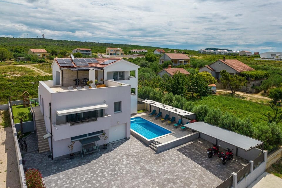 Property building, Children play ground, Garden, Balcony/Terrace, Balcony/Terrace, Swimming pool, Parking