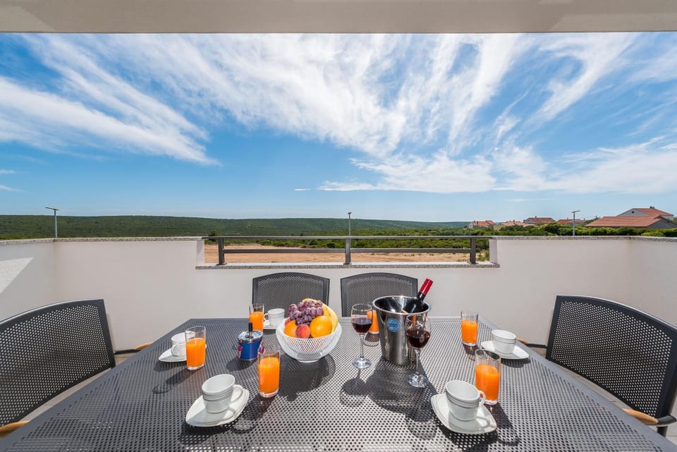 Balcony/Terrace, Photo of the whole room, Decorative detail, Food, Drinks