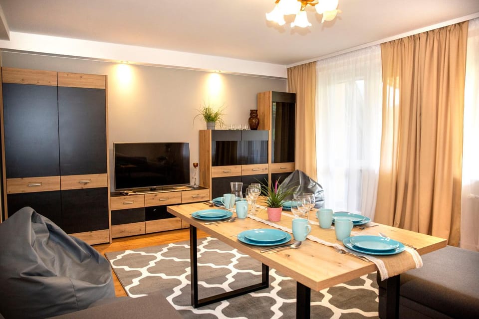 TV and multimedia, Living room, Seating area, Evening entertainment