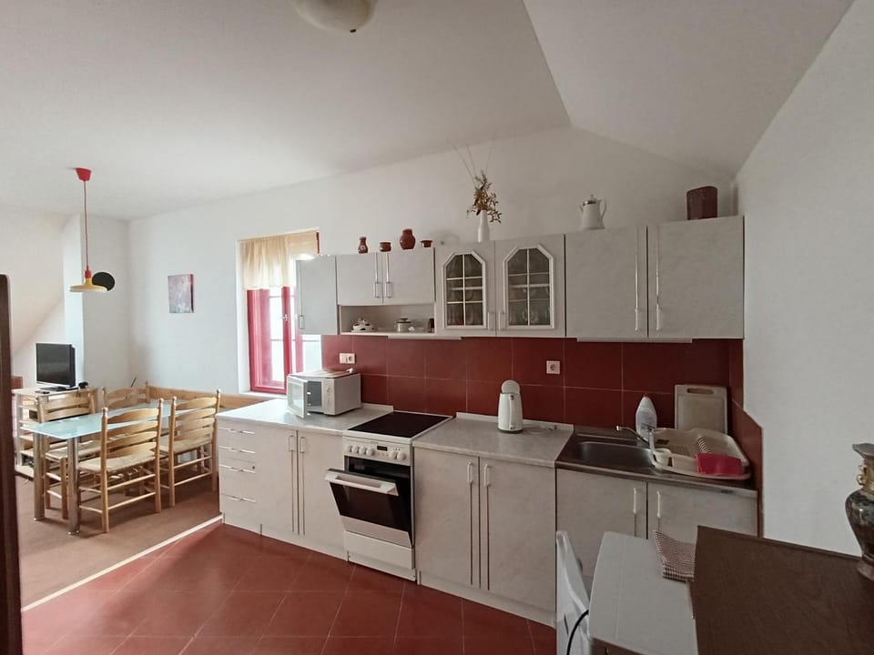 Kitchen or kitchenette, Living room, Seating area, oven, pet friendly, stove