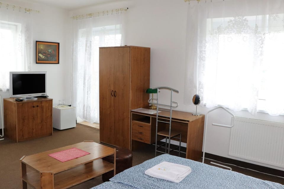 Bed, Photo of the whole room, Bedroom, Quiet street view, wardrobe