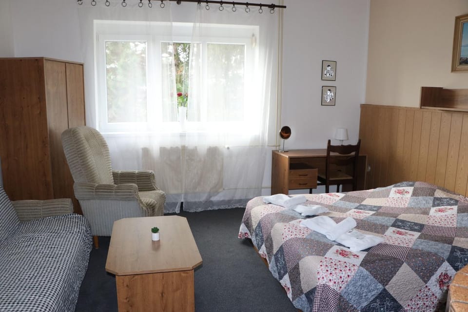 Bed, Photo of the whole room, Seating area, Bedroom