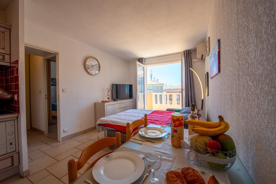 Kitchen or kitchenette, Living room, Dining area