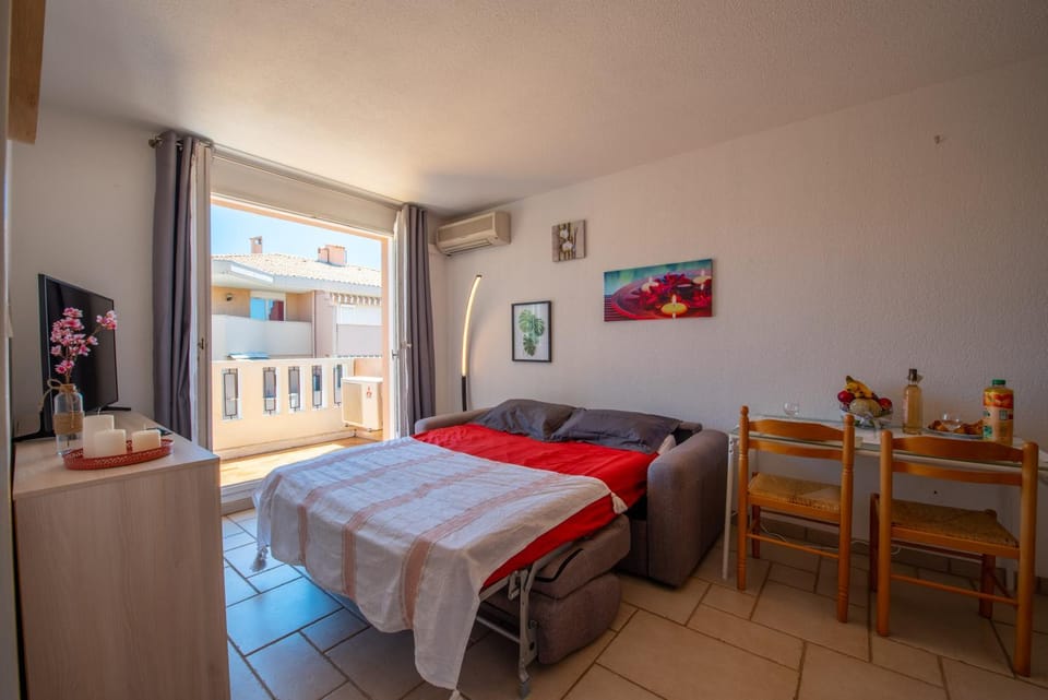Bed, Living room