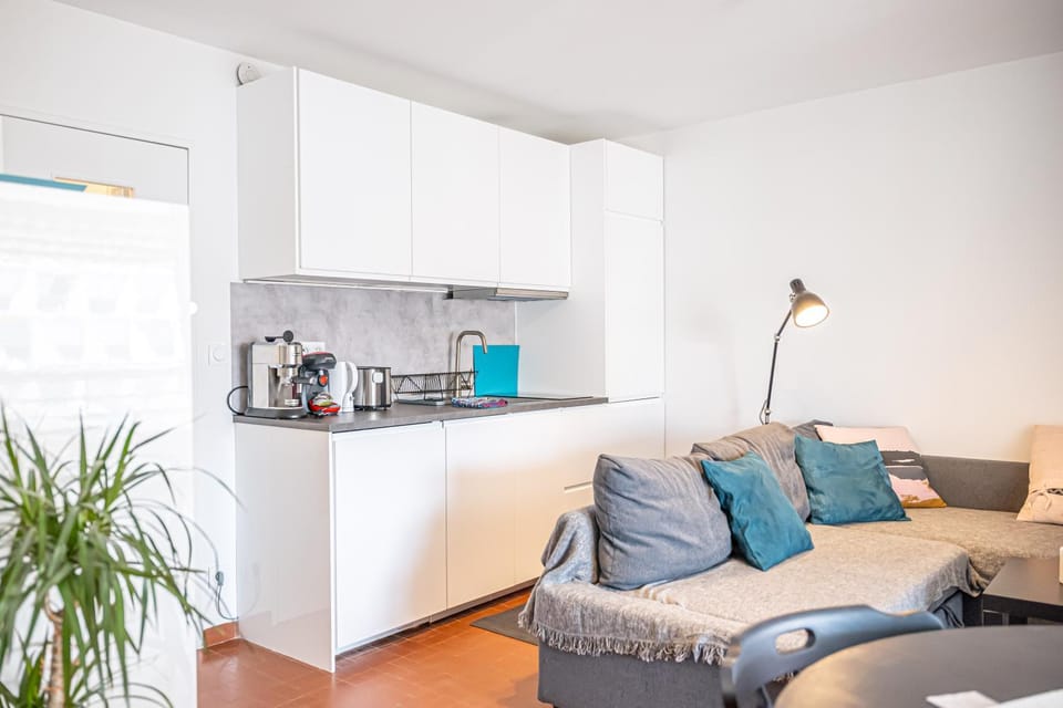 Kitchen or kitchenette, Seating area, Dining area