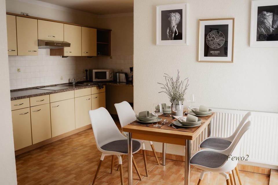 Kitchen or kitchenette, Dining area