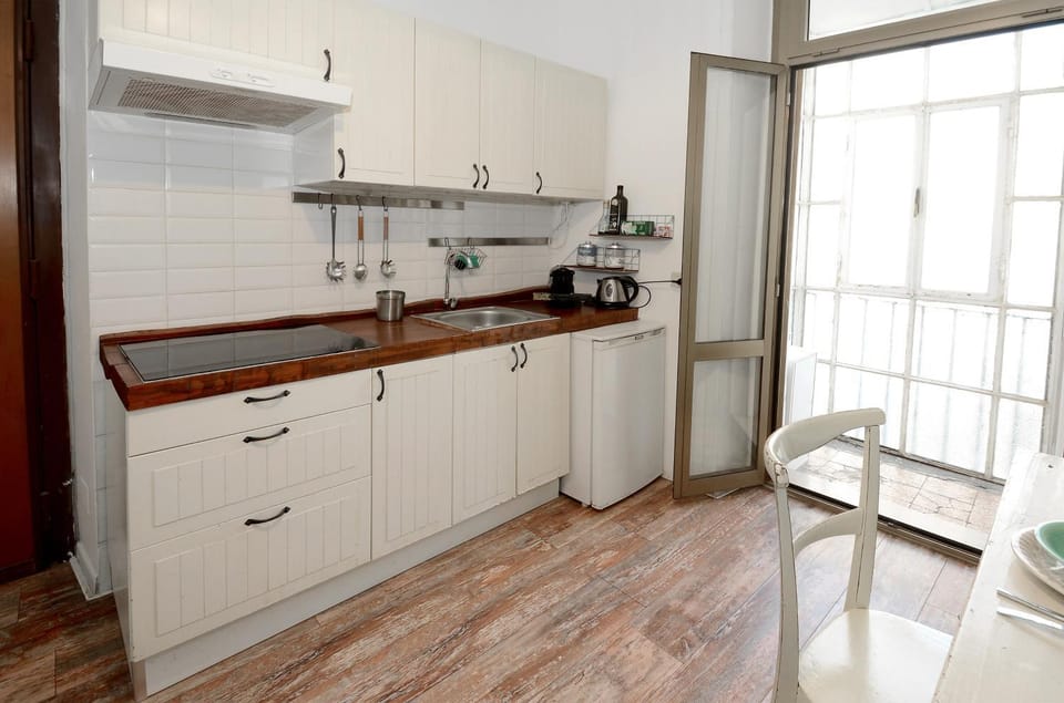 Kitchen or kitchenette, Dining area, stove