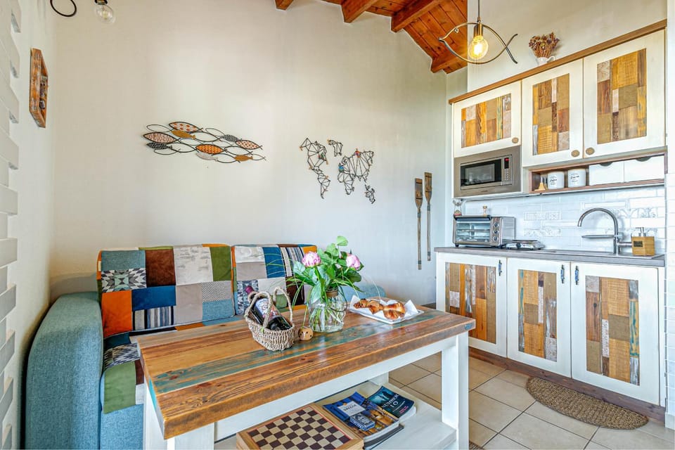 Kitchen or kitchenette, Living room, Seating area, Dining area, minibar, pet friendly, stove, air conditioner
