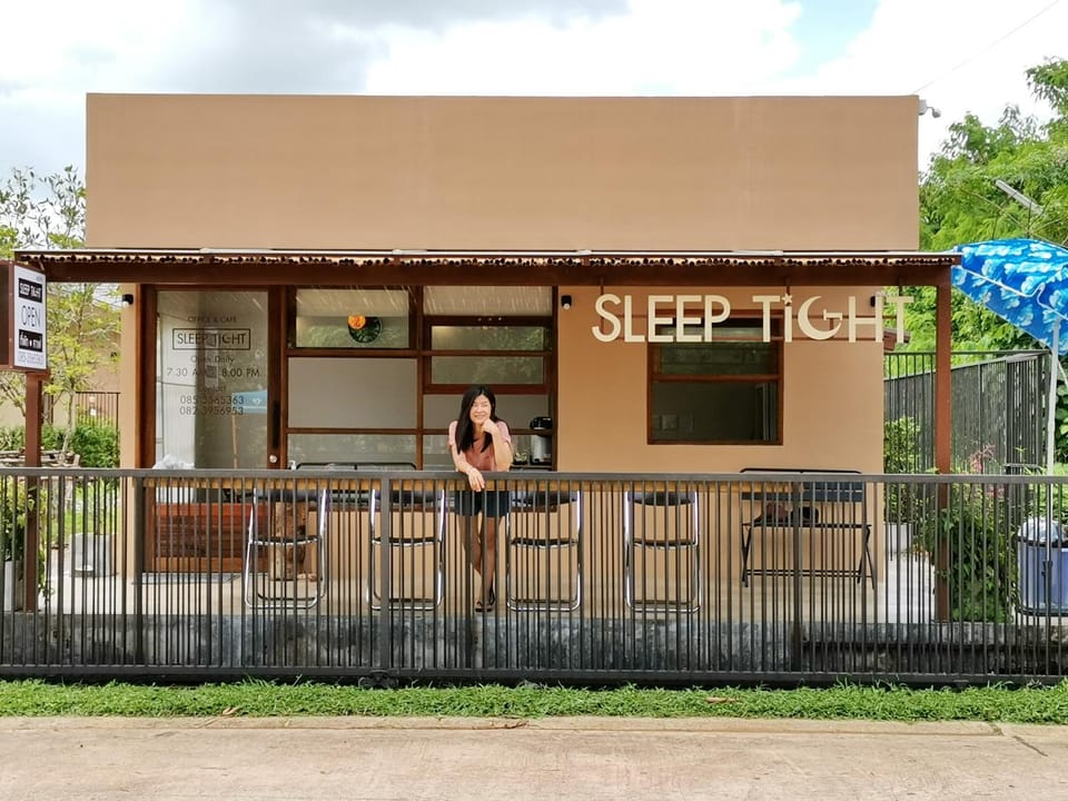 Facade/entrance, On-site shops, Lobby or reception