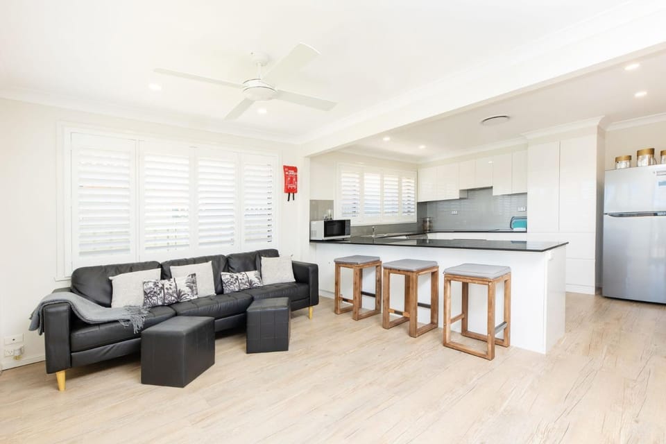Kitchen or kitchenette, Living room, Seating area, stove