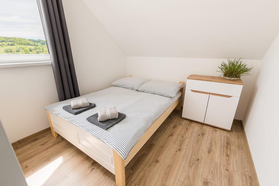 Bed, Photo of the whole room, Bedroom, towels