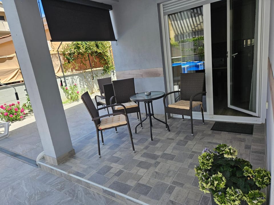 Patio, Seating area
