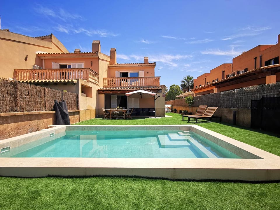 Property building, Garden, Swimming pool