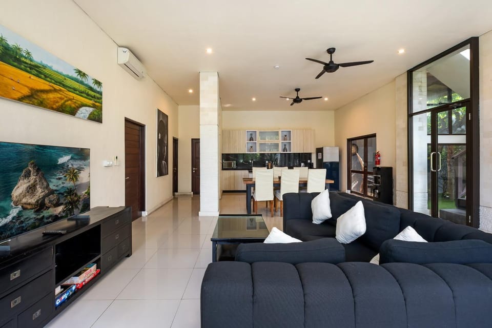 TV and multimedia, Kitchen or kitchenette, Living room, Seating area, Dining area, minibar, air conditioner