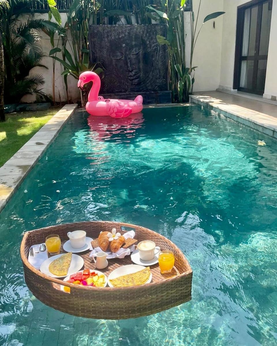 Swimming pool, Breakfast