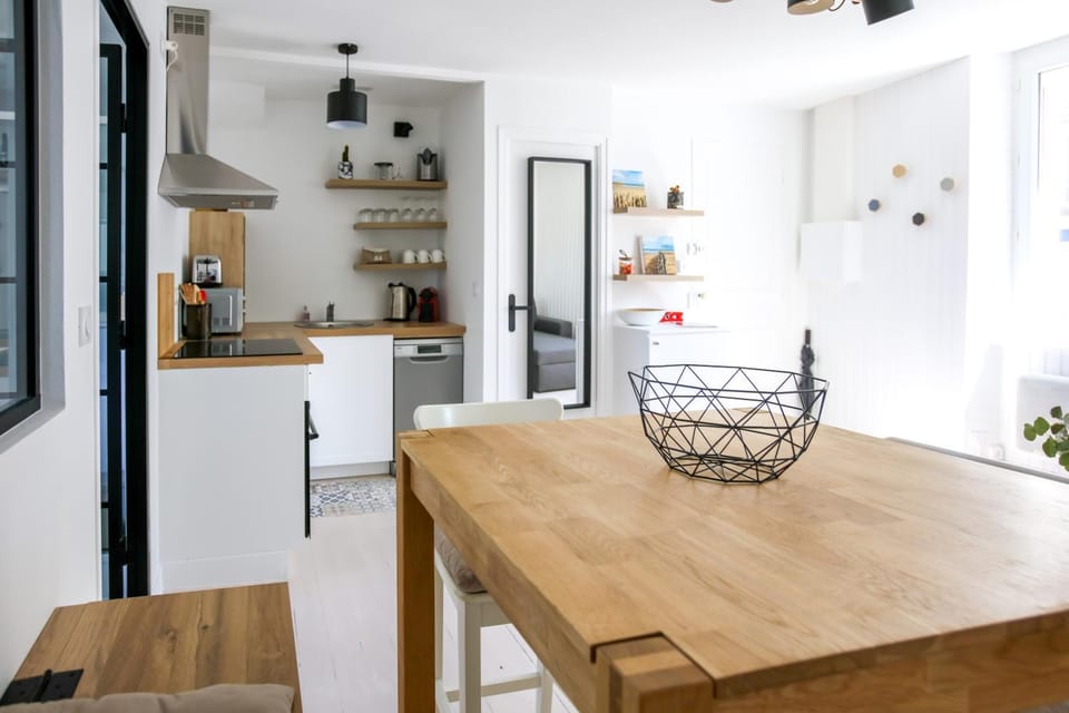 Kitchen or kitchenette, Dining area