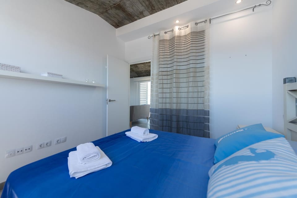Bed, Photo of the whole room, Decorative detail, Bedroom, On site