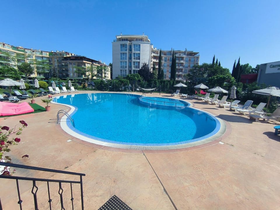 Property building, Swimming pool, sunbed