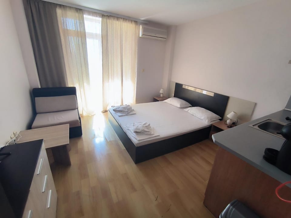 Bed, TV and multimedia, Living room, Photo of the whole room, Bedroom, air conditioner