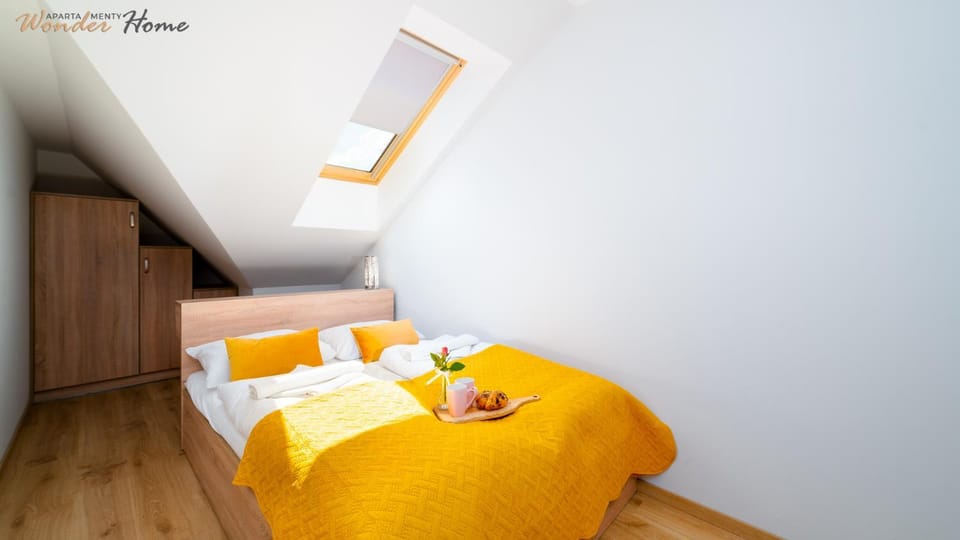 Bed, Photo of the whole room, Decorative detail, Bedroom, towels