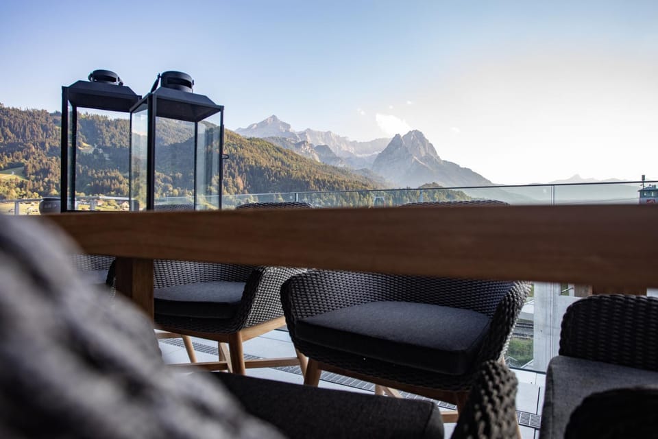 Natural landscape, View (from property/room), Balcony/Terrace, Dining area, Mountain view