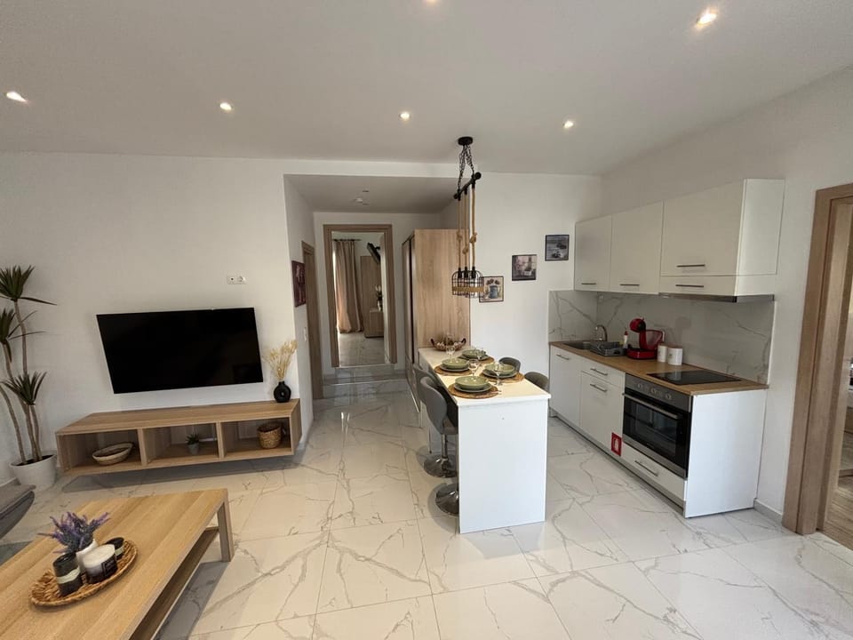 TV and multimedia, Kitchen or kitchenette, Living room, Seating area