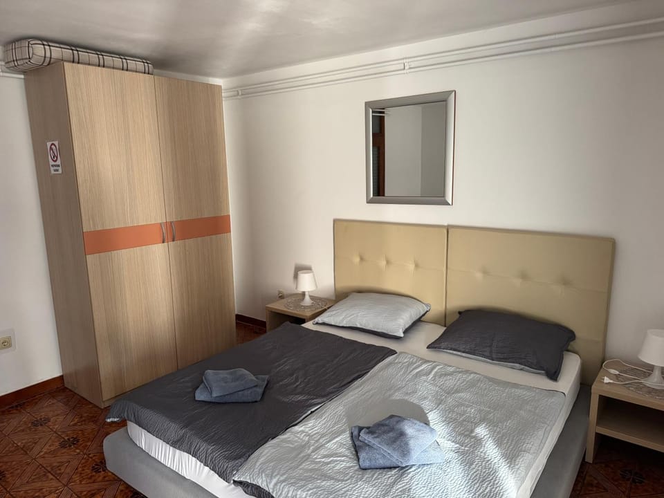 Bed, Bedroom, towels