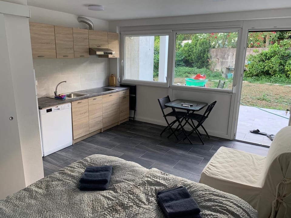 Kitchen or kitchenette, Living room, Seating area, Dining area