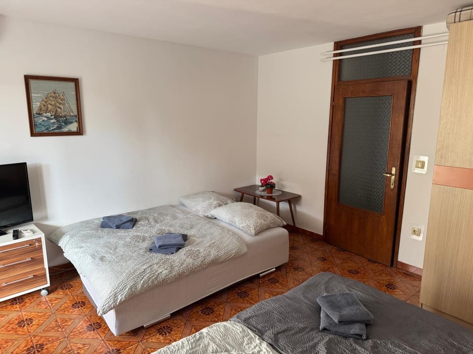 Bed, TV and multimedia, towels