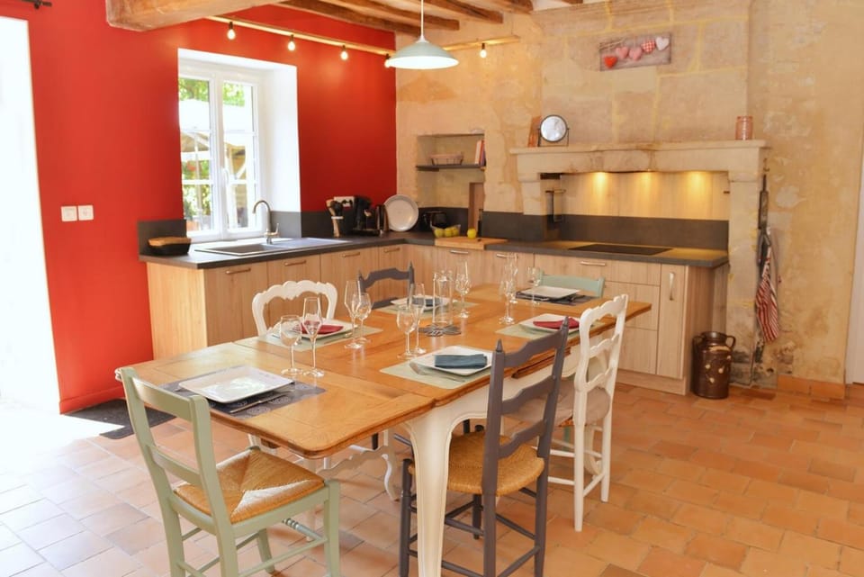 Kitchen or kitchenette, Dining area