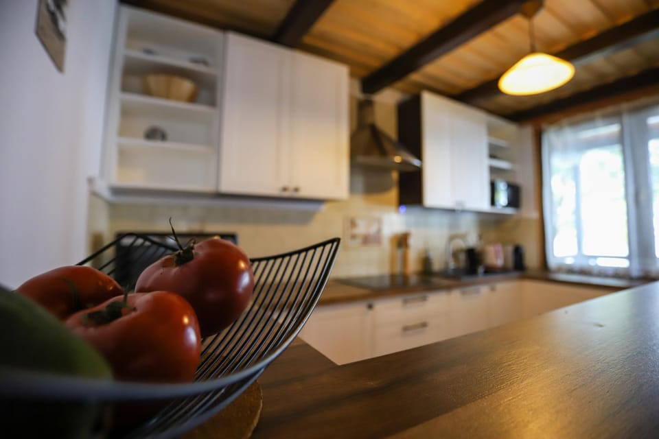 Kitchen or kitchenette, Food and drinks, Food, pet friendly