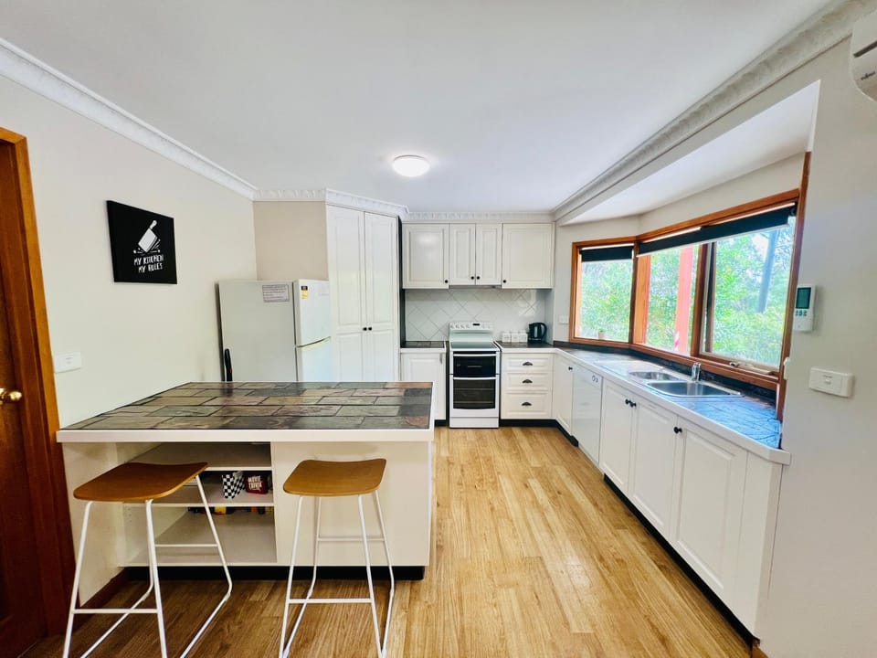Coffee/tea facilities, Kitchen or kitchenette, dishwasher, microwave, oven, stove, toaster, kitchen, kitchen