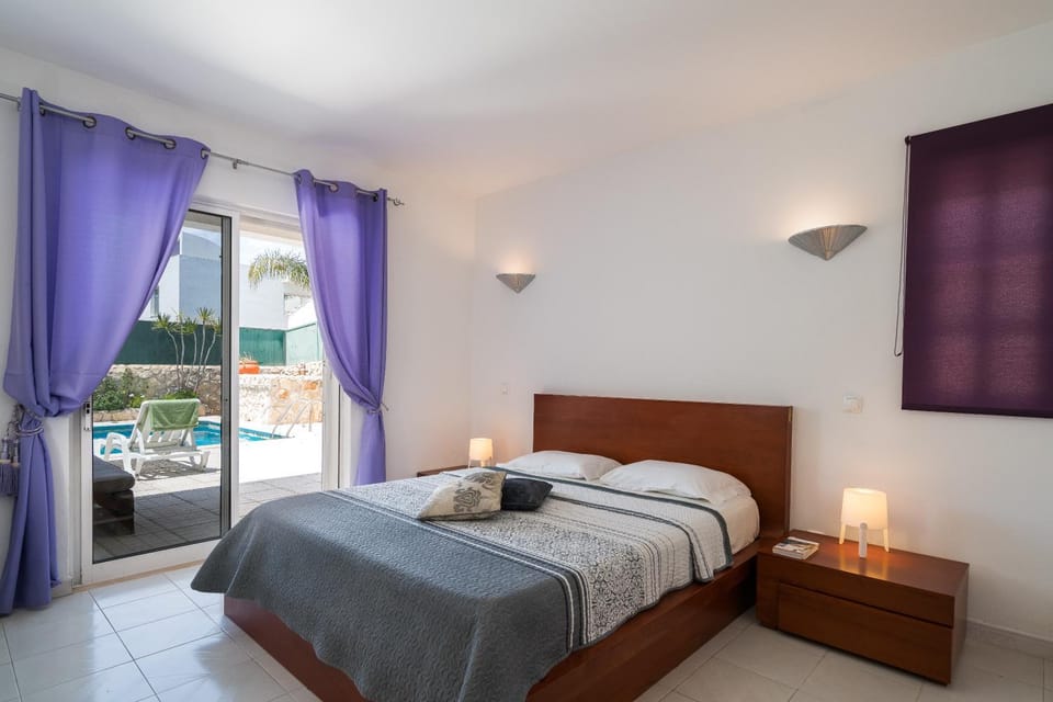 Bed, Bedroom, Swimming pool