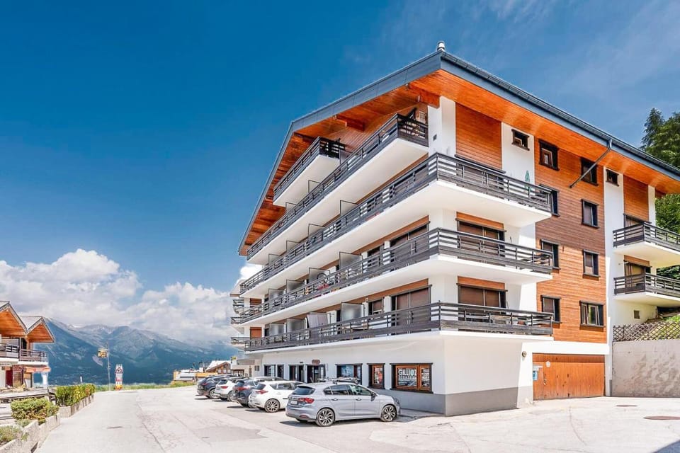 Property building, Day, Natural landscape, Mountain view, Location
