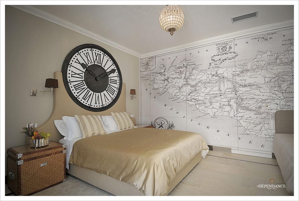 Toilet, Bed, Bathroom, TV and multimedia, Other, Other, Photo of the whole room, Decorative detail, Decorative detail, Logo/Certificate/Sign, Bedroom