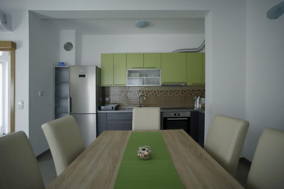 Dining area, kitchen