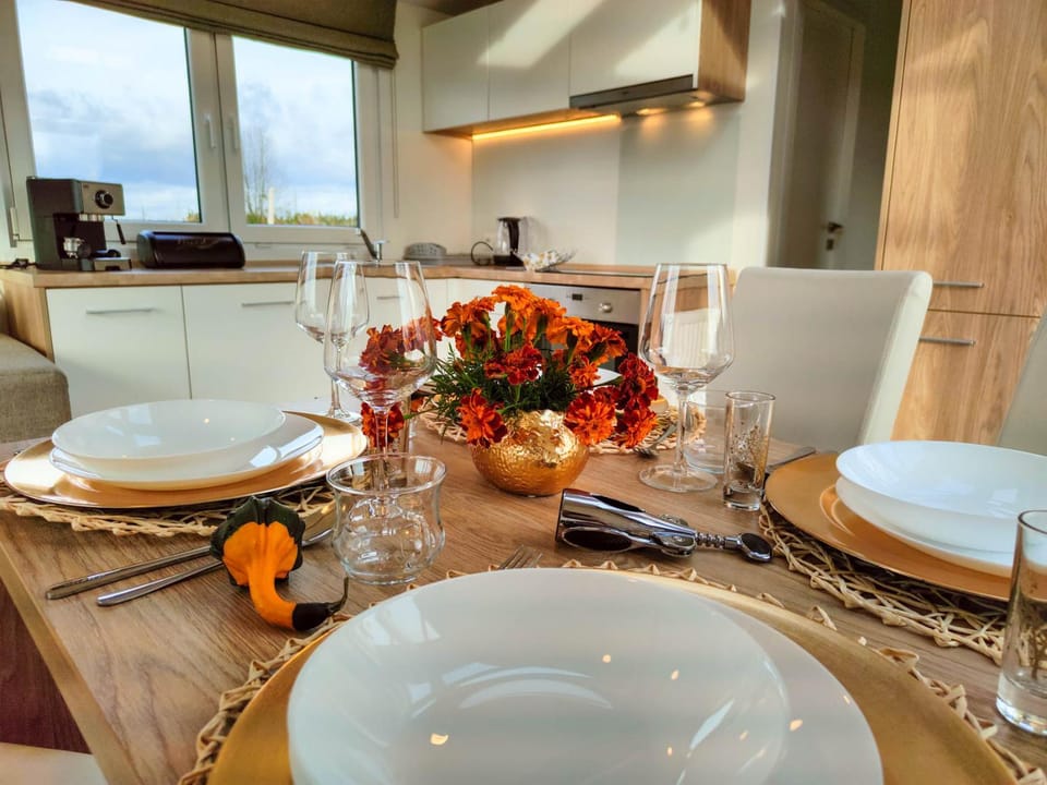 Kitchen or kitchenette, Food and drinks, Dining area
