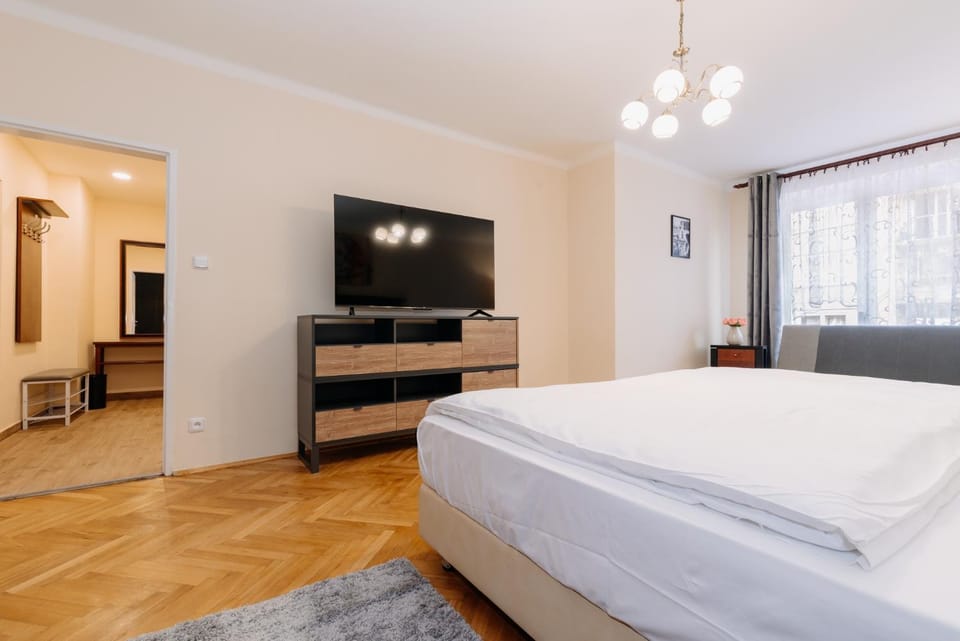 TV and multimedia, Photo of the whole room, Bedroom, hair dresser