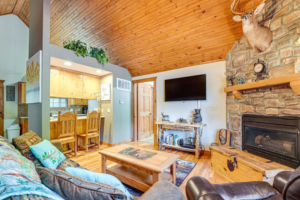 5 Mi to Silver Dollar City! Family Cabin Near Golf Cabin in Table Rock Lake