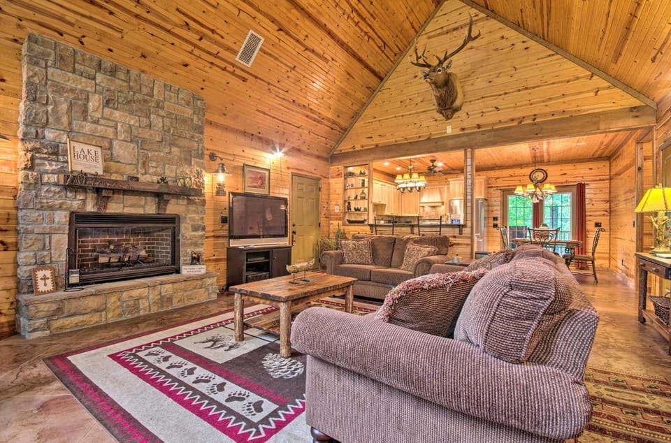 Spacious Family Home with Fire Pit by Norfork Lake! House in Norfork Lake