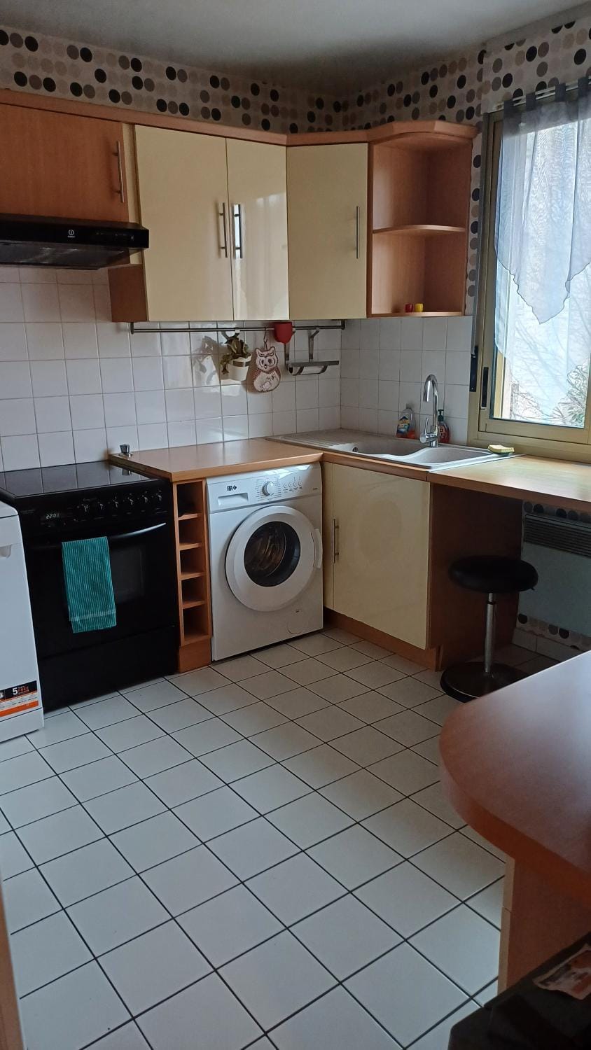 Kitchen or kitchenette, stove, washing machine