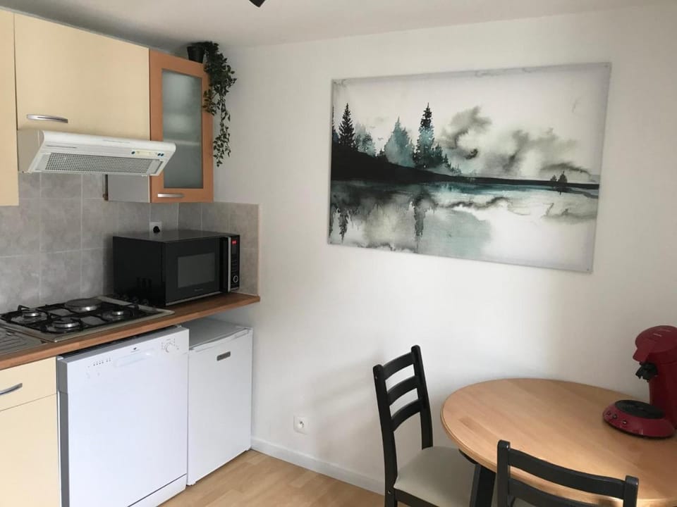 Kitchen or kitchenette, Dining area