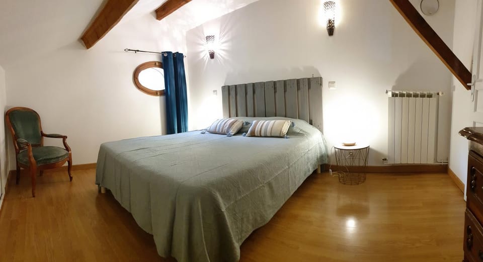 Photo of the whole room, Bedroom