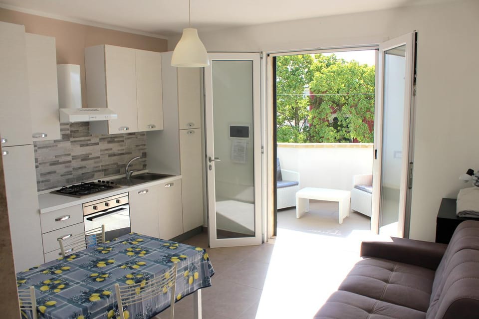 Kitchen or kitchenette, Living room, Seating area, Dining area